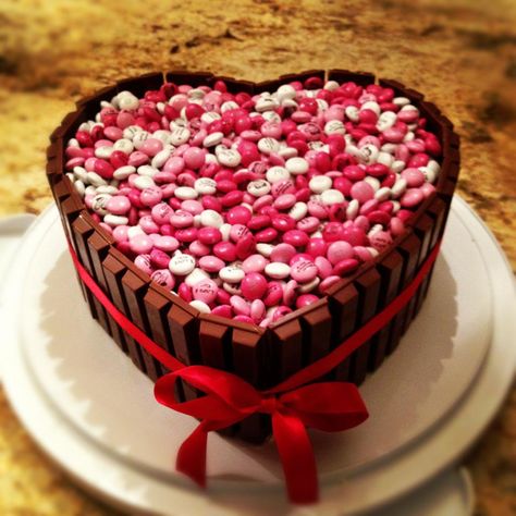 Valentine's Day Kit Kat Cake Kitkat Cake Decoration, Valentine Sweets, Kitkat Cake, Kit Kat Cake, Birthday Cake For Husband, Cake For Husband, Cake Kit, Valentine Cake, Treat Ideas