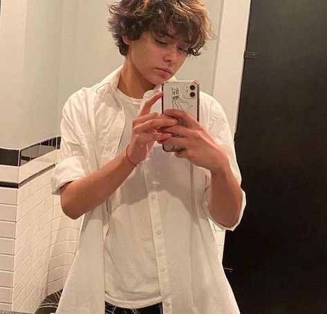 Ash, 1bedhead uklyash boy, Ash Photos #Ash #1bedhead #1bedheadicon #boy #boyicon Ash Brunette, Hair Inspiration Short, Pretty Faces, Winter Hair, Fluffy Hair, Dead To Me, Hair Dresser, Winter Hairstyles, Bed Head