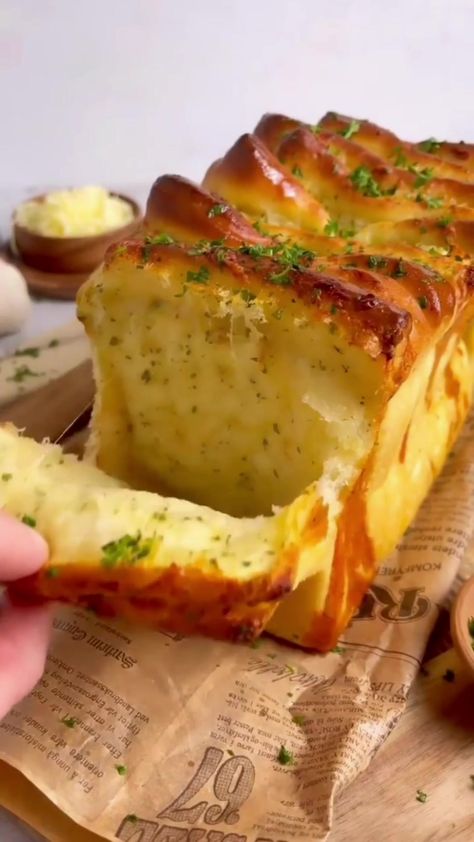 Garlic Pull Apart Bread, Pull Apart Garlic Bread, Cheesy Pull Apart Bread, Bread Pull Apart Recipes, Homemade Bread Recipes Easy, Garlic Bread Recipe, Cheesy Garlic Bread, Pull Apart Bread, Delish Recipes