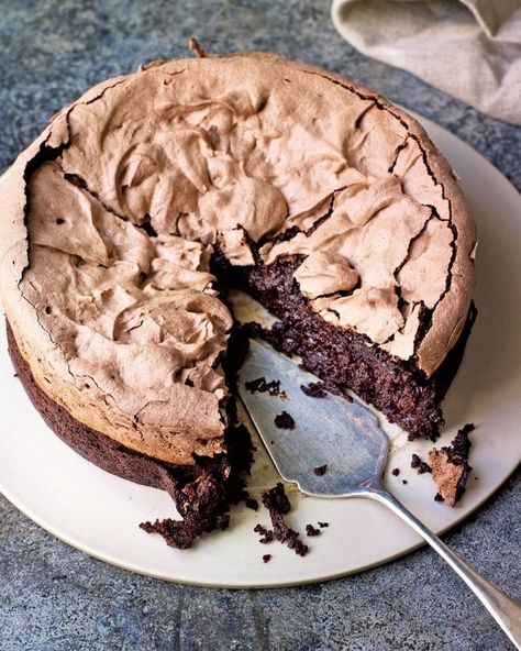 Double baked chocolate meringue brownie Chocolate Meringue, Baking Desserts, Slow Cooker Desserts, Brownie Recipe, Rosh Hashanah, Jewish Holidays, Chocolate Brownies, Brownie Recipes, Sweets Treats