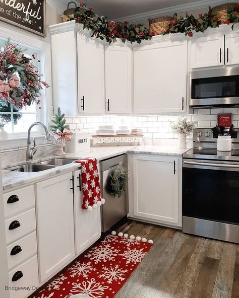 Christmas Decorations Apartment, Apartment Christmas, Cozy Christmas Decor, Christmas Apartment, Christmas Decor Inspiration, Christmas Themes Decorations, Christmas Kitchen Decor, Christmas Room Decor, Christmas Inspo