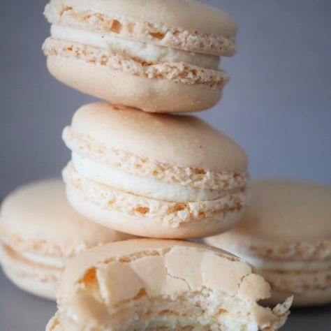 Macarons vegan - Comment j'ai changé de vie Vegan Macarons, Patisserie Vegan, حفل توديع العزوبية, Pop Cakes, Patisserie Sans Gluten, Desserts Vegan, White Food, French Food, Lactose Free