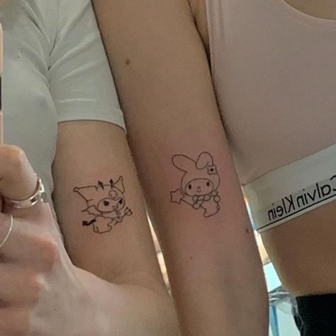 Tatuaje Hello Kitty, Maching Tattoos, Cute Matching Tattoos, Matching Friend Tattoos, Bestie Tattoo, Hello Kitty Tattoos, Bff Tattoos, Парные Тату, Cute Little Tattoos