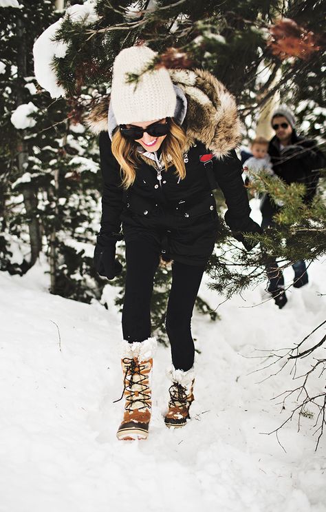 Dressing for Snow Days | Hello Fashion Blog Hello Fashion Blog, Parka Outfit, Snow Day Outfit, Winter Mode Outfits, Look Winter, What To Wear Skiing, Hello Fashion, Snow Outfit, Boating Outfit