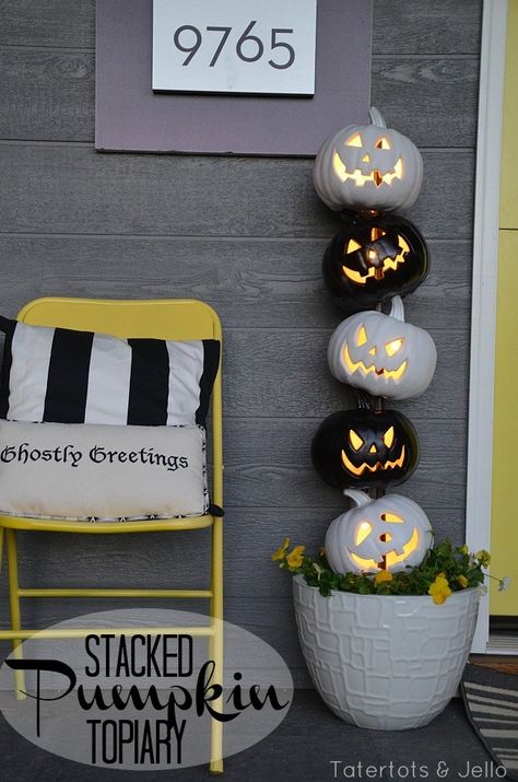 Spray paint foam jack-o-lanterns and stack them to create a Halloween Topiary. Add lights and you have a super cute and festive way to welcome guests to your home! Black White Halloween, Halloween Diy Outdoor, Casa Halloween, Pumpkin Topiary, Halloween Decorations Diy Outdoor, Diy Halloween Decor, Adornos Halloween, Halloween Porch Decorations, Stacked Pumpkins