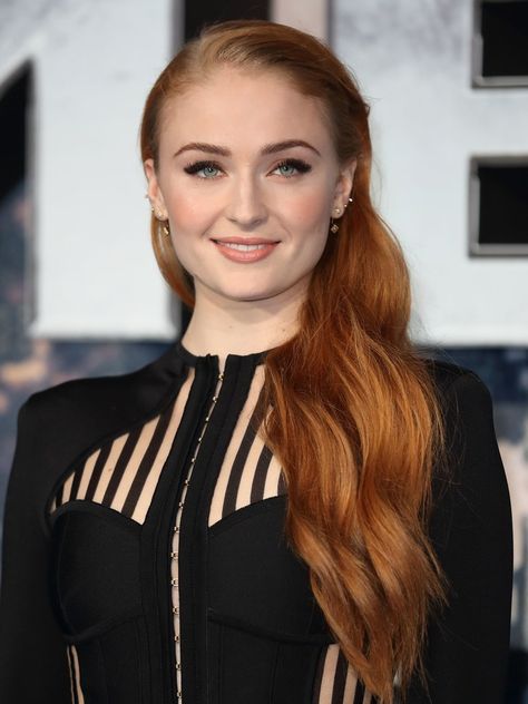 Sophie Turner Dyes Her Hair Platinum Blonde | Allure.com Sophie Turner Tattoo, Sophia Turner, Auburn Balayage, Hair Blond, Gra O Tron, Hair Color Auburn, Copper Hair Color, Sansa Stark, Sophie Turner