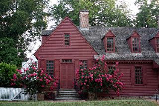 Colonial Williamsburg Va, Primitive Houses, Early American Homes, Colonial House Exteriors, Red Houses, Saltbox Houses, Colonial Exterior, Primitive Homes, Colonial Decor