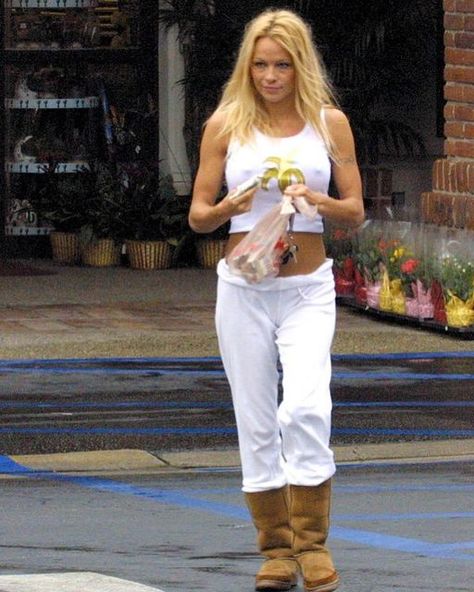 Velvey on Instagram: "Ugg season anyone? Pamela Anderson rocking her uggs in November, 2003." Pamela Andersen, Pam And Tommy, Early 2000s Fashion, 2000s Outfits, 2000s Fashion, Famous Celebrities, Christmas Market, In November, Ugg Boots