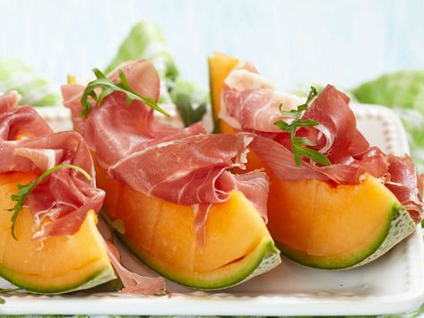 Prosciutto e melone, la super ricetta con il gelo di Cantalupo. E con mandorle tritate, pistacchi e chiodi di garofano (foto) Cantaloupe Recipes, Melon Recipes, Italian Appetizers, Italy Food, Summer Appetizer, Food Combining, Summer Snacks, Snacks Für Party, Chicken And Waffles