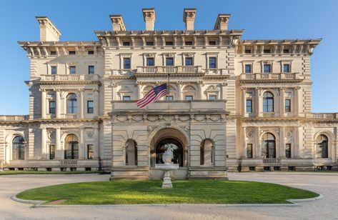 Inside the Breakers, a Gilded Age Vanderbilt Mansion in Rhode Island - Business Insider Gilded Age Mansions, American Mansions, Cornelius Vanderbilt, Vanderbilt Mansions, European Palace, New York Central Railroad, Newport County, Mansion Tour, Marble House