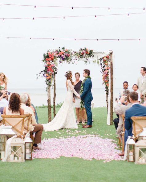 Branch Arch Wedding, Simple Wedding Arch, Wedding Chuppah, Diy Wedding Arch, Wedding Branches, Wedding Arch Rustic, Romantic Wedding Ceremony, Wedding Arches, Hawaii Destination Wedding