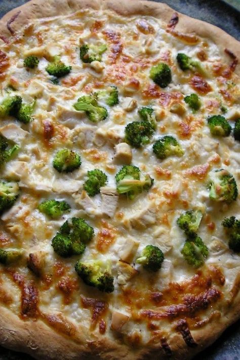 White Pizza With Chicken, Broccoli And Mushrooms Pizza With Broccoli, Pizza With Chicken, Broccoli And Mushrooms, Broccoli Pizza, Cooking Food Recipes, White Pizza Sauce, White Pizza Recipes, Mushroom Pizza, White Pizza