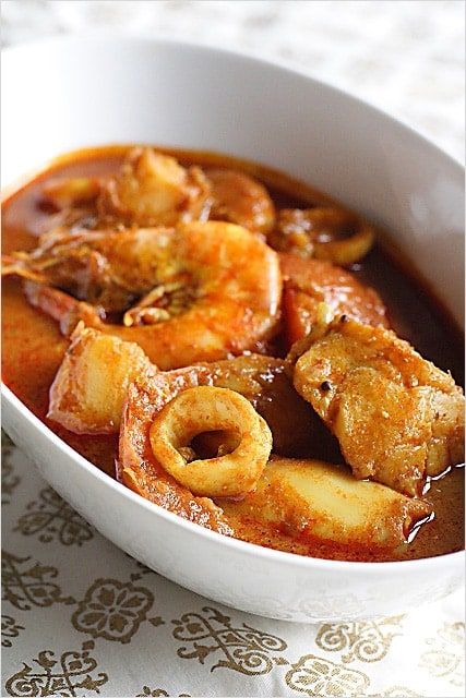 Seafood Curry Recipe (Malaysian Indian-Style):  The cooking style originated from the southern part of India, but had since been localized to a Malaysian taste. | rasamalaysia.com Seafood Curry, Masakan Malaysia, Malaysian Cuisine, Rasa Malaysia, Curry Dishes, Malaysian Food, Curry Recipe, Easy Delicious Recipes, Asian Cooking