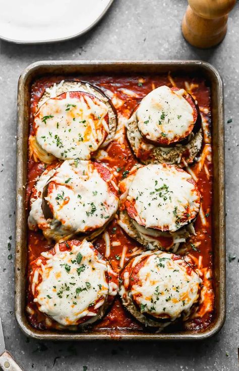 6-Ingredient Healthy Baked Eggplant Parmesan Eggplant Health Benefits, Eggplant Stacks, Baked Eggplant Parmesan, Recipe Eggplant, Eggplant Parmesan Recipe, Eggplant Recipes Easy, Eggplant Parmesan Baked, Eggplant Recipes Parmesan, Healthy Baked