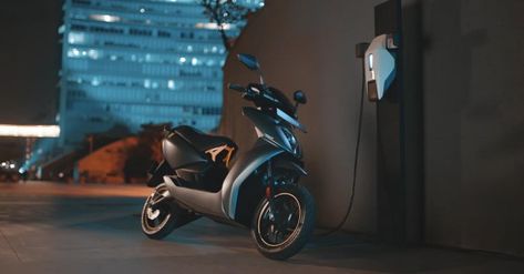 Bengaluru-based electric scooter start-up Ather Energy has collaborated with the online two-wheeler marketplace CredR to introduce a new exchange program. Ather 450x Bike, Scooter Price, Power Scooter, Bike News, Ev Charging, E Scooter, Electric Motorcycle, Electric Power, Electric Motor