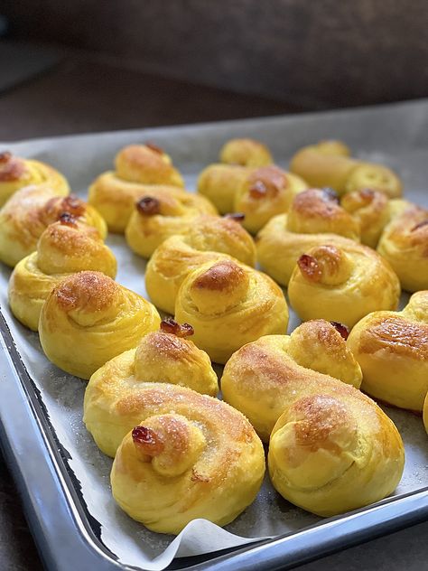 Soft, golden, and lightly sweetened, these iconic Swedish saffron buns are a holiday must-try! Perfectly fluffy with hints of warm saffron, Lussekatter are traditionally baked to celebrate St. Lucia Day, but their unique flavor and stunning 'S' shape make them a festive treat for any occasion. Save this recipe to bring a touch of Scandinavian magic to your baking! St Lucia Buns Recipe, Saffron Buns Swedish, Swedish Saffron Buns, Vegan Swedish Recipes, Swedish Christmas Desserts, Lucia Buns Recipe, Saffron Buns Recipe, Hygge Recipes, Saffron Buns