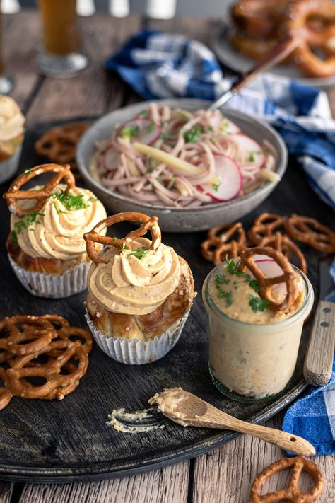 Oktoberfest Snacks, Oktoberfest Cupcakes, Tapas Party, Oktoberfest Food, Oktoberfest Party, Party Finger Foods, Birthday Brunch, Party Buffet, Snacks Für Party