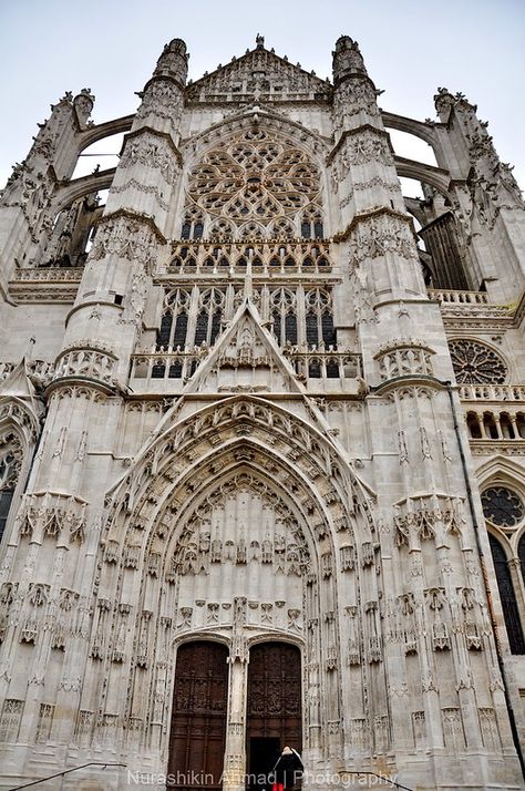 Beauvais Cathedral, Medieval Clock, Middle Ages Architecture, French Gothic Architecture, English Project, Astronomical Clock, High Middle Ages, Gothic Buildings, Romanesque Architecture