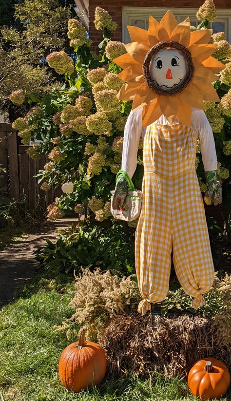 Homemade Scarecrow for a contest using available materials. #scarecrow #fall #sunflower Scarecrow Building, Funny Scarecrow Ideas, Homemade Scarecrows, Scarecrow Display, Holloween Party Ideas, Sunflower Scarecrow, Scarecrow Contest, Garden People, Scarecrow Ideas