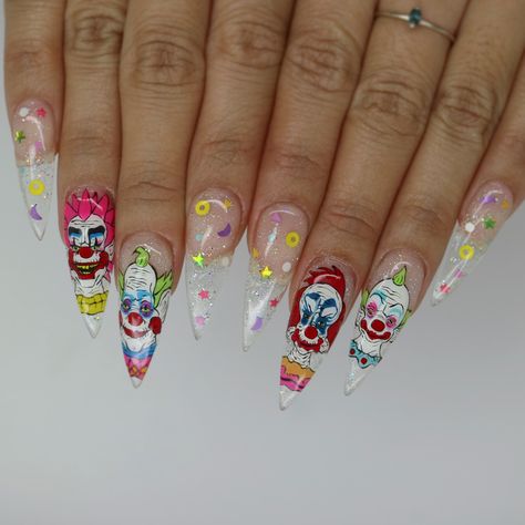 Halloween Killer Nails, Scary Clown Nails, Killer Clown Nails, Goth Acrylic Nails, Autumn Nails 2023, Halloween Gel Nails, Nails Horror, Circus Nails, Nails 2023 Fall