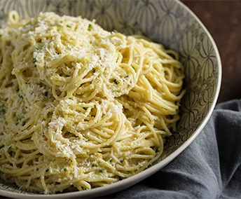 lemon garlic fettucine Milk Street Lemon Pesto Pasta, Spaghetti With Lemon Pesto, Lemon Pesto Pasta, Entertaining Meals, Pesto Spaghetti, Chives Recipe, Pesto Recipes, Lemon Pesto, Spring Food