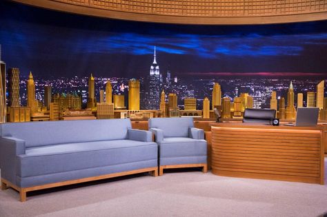 The Fine Woodworking Design Behind Jimmy Fallon's Manhattan Jimmy Fallon Show, Tv Set Design, Media Room Design, Tv Talk Show, Late Night Show, Episode Backgrounds, Dream Music, Tv Sets, Chroma Key