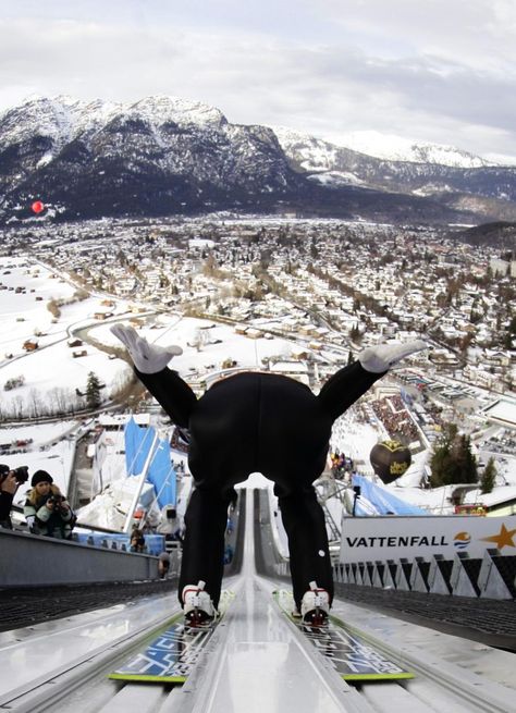 Top Pictures of Four Hills Ski Jumping Tournament Jumping Pictures, Wallpapers Funny, High Resolution Wallpaper, Ski Jump, Top Pictures, Ski Jumper, Wallpaper For Pc, Nordic Skiing, Garmisch Partenkirchen