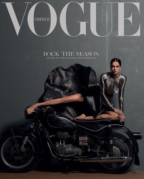 Cover Of Vogue, Vogue Magazine Covers, Magazine Vogue, Fashion Model Poses, Fashion Magazine Cover, Fashion Journals, Fashion Cover, Vogue Covers, Vogue Magazine