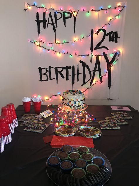 Are you a Stranger Things fan? Turn your world upside down by celebrating your birthday with stranger things themed party!! #strangerthings #strangerthings2 #strangerthings3 #strangerthingsthemedbirthdayparty #eleven #mike #will #dustin #lucas #max #birthday #party #birthdayparty #dungeonsanddragons #upsidedown #decor #eggose #games #happybirthday Stranger Things Decorations, Stranger Things Themed Party, Stranger Things Birthday Party Ideas, Stranger Things Birthday Party, Stranger Things Birthday, Stranger Things Party, Stranger Things Halloween Party, Stranger Things Theme, Themed Party Ideas