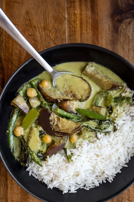 Thai Aubergine Recipe, Eggplant Green Curry, Thai Green Curry Chicken With Eggplant, Green Pepper Recipes Vegetarian, Thai Kitchen Green Curry Paste Recipe, Green Curry Eggplant, Thai Eggplant Curry, Curry With Eggplant, Green Bean Curry