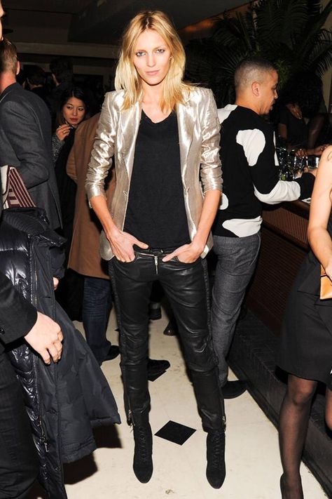 Rock star style! Silver Jacket, Anja Rubik, Gold Jacket, Party Mode, Looks Party, Looks Street Style, Mode Inspo, Party Fashion, New York Fashion Week