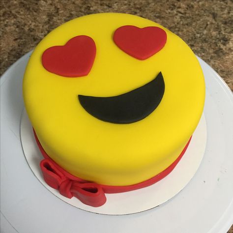 Smile Cake Design, Emoji Cake Birthdays, Emoji Sheet Cake, Emoji Cake Ideas, Smile Cake, Smiley Cake, Emoji Cupcakes Birthday, Birthday Cake Emoji, Emoji Cakes