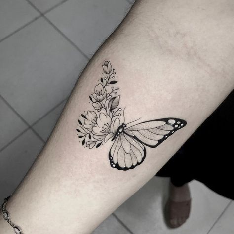 Rosen Tattoo Frau, Butterfly With Flowers, Butterfly With Flowers Tattoo, Butterfly Tattoo Meaning, Tato Henna, Small Butterfly Tattoo, Butterfly Tattoos For Women, Tato Lengan, Forearm Tattoo Women