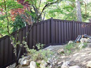 Steep slope - Trex Fencing, the Composite Alternative to Wood & Vinyl Build Fence, Painted Fences, Trex Fencing, Yard Fencing, Fences Ideas, Fence Backyard, Design Fence, Fence Diy, Iron Fences