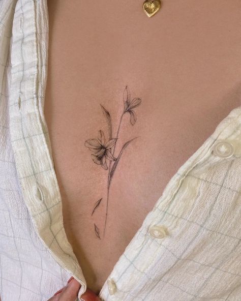 Narcissus Flower Fine Line Tattoo, Dafodill Flowers Tattoo Fine Line, Daffodil Birth Flower Tattoo, Daphadil Tattoo, Dafidol Flowers Tattoo, Paperwhite Narcissus Tattoo, Daffodil Back Tattoo, Tiny Daffodil Tattoo, Daffodil Vine Tattoo