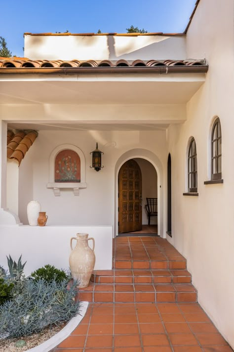 A Spanish-style 1920s villa sensitively restored to its restful roots | House & Garden 3 Story Spanish House, Small Spanish House, Spain Houses, Spanish Villa Home, Modern Spanish Style Homes, Spanish Style Home Interior, Modern Spanish Style, Mediterranean House Design, Spanish Exterior