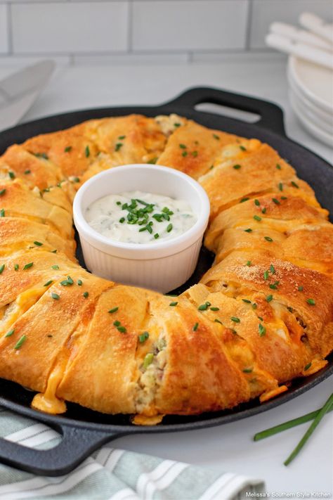 Chicken Bacon Ranch Crescent, Chicken Crescent Ring, Crescent Ring Recipes, Crescent Roll Recipes Dinner, Pizza Ring, Seven Layer Salad, Chicken Tacos Easy, Crescent Recipes, Crescent Ring