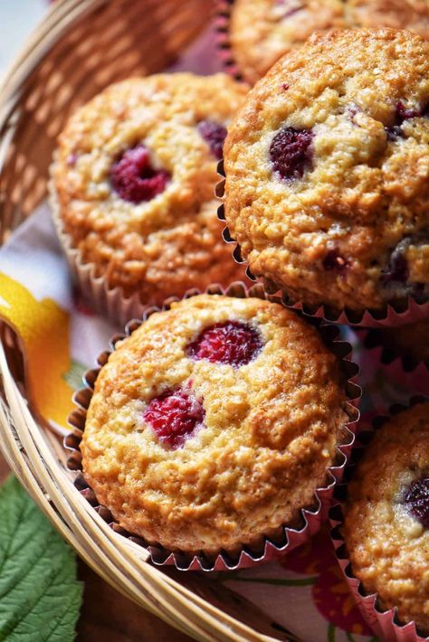 Muffins Raspberry, Raspberry Images, Raspberry Muffin Recipes, Ginger Muffins, Fruit Muffins, Raspberry Muffins, Oat Muffins, Filled Muffins, Raspberry Recipes