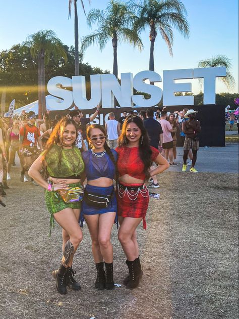 sunset music festival outfit style ultra Coachella rave Matching Festival Outfits Best Friend, Matching Festival Outfits Friends, Matching Festival Outfits, Sunset Music Festival, Futuristic Accessories, Sunset Music, Choker Chain Necklace, Singer Fashion, Cute Sports Bra