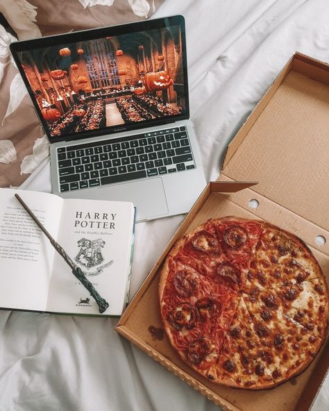 Harry Potter Flatlay, Foto Halloween Aesthetic, Harry Potter Pizza, Halloween At Hogwarts, Pizza Halloween, Starbucks Pictures, Halloween Pizza, Book Content, Halloween Reading