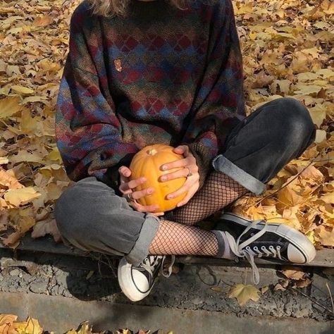 Mode Grunge Hipster, Autumn Cozy, We Fall In Love, Swaggy Outfits, Autumn Aesthetic, Mode Inspo, On The Ground, Cozy Fall, Mode Vintage