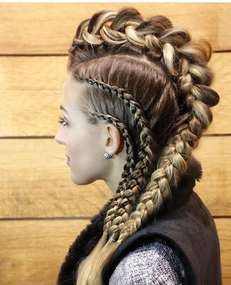 Awesome faux hawk                                                                                                                                                                                 More Fete Emo, Pirate Hair, Viking Hairstyles, Viking Braids, Mohawk Braid, Viking Hair, Mohawk Hairstyles, Fishtail Braid, Braided Ponytail Hairstyles