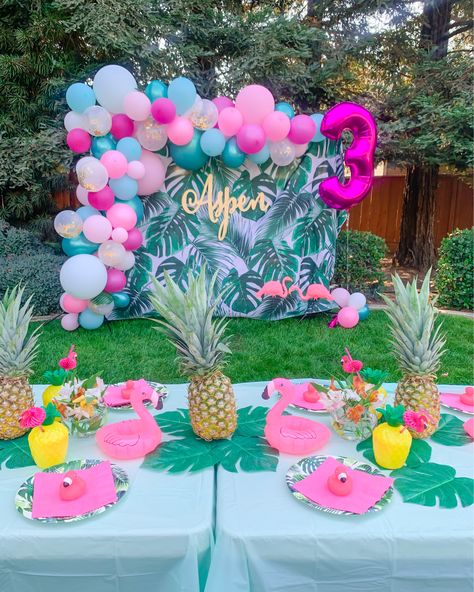 Flamingo And Pineapple Birthday Party, Tropical Flamingo Pool Party, Flamingo Pineapple Birthday Party, Flamingo Tropical Birthday Party, Flamingo Themed Birthday Party, Hawai Party Decoration, Anniversaire Theme Tropical, Flamingo Themed Party Decoration, Flamingo Birthday Party Decorations