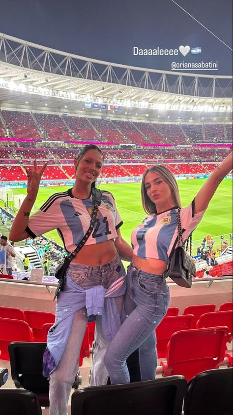 Wags Soccer, Soccer Game Outfits, Players Wives, Footballers Wives, Football Jersey Outfit, Girls Football, Football Wags, Outfits Con Jeans, Soccer Outfits