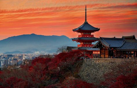 Kyoto Wallpaper Desktop, Japan Wallpaper Aesthetic Desktop, Japanese Landscape Photography, Japan Landscape Photography, Kyoto Landscape, Drawing Japanese, Japanese Sunset, Japanese Temples, Period Architecture