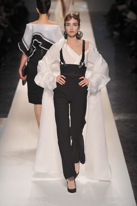 Jean Paul Gaultier Spring 2009 Couture Fashion Show - Karmen Pedaru (IMG) Hussein Chalayan, Paul Gaultier Spring, Elegant Pant, Black And White Fashion, Couture Runway, Fall Color, Paul Gaultier, Couture Collection, White Fashion