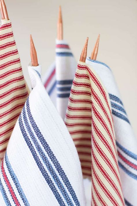 Simple 4th Of July Decor, How To Make Flags Diy, Mini Flags Diy, Fabric Flags Diy, Diy Memorial Day Decorations, Diy 4th Of July Decor, 4th Of July Sewing Projects, Vintage Patriotic Decor, 4th Of July Diy Decor