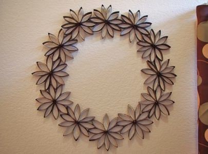 Corona decorativa de cartón reciclado de rollos de papel Paper Flower Wreaths, Toilet Paper Tube, Toilet Paper Crafts, Crafts For Adults, Toilet Paper Roll Crafts, Paper Roll Crafts, Wedding Tattoos, Plywood Furniture, Paper Rolls