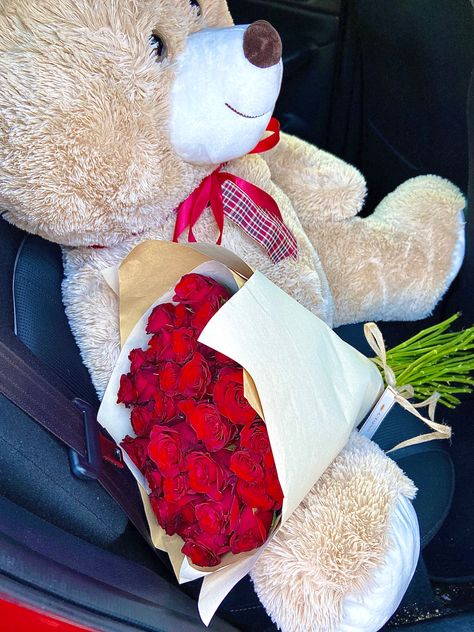 Teddy bear and stunning red roses!🌹 Teddy Bouquet, Art Student Aesthetic, Roses For Her, Luxury Flower Bouquets, Teddy Bears Valentines, Good Morning Beautiful Gif, Gifts For Gf, Cute Birthday Pictures, Teddy Bear Gifts