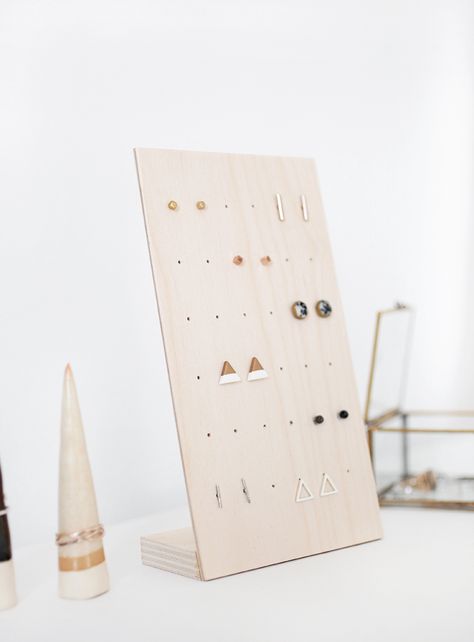 DIY Earring Stand @themerrythought Diy Earring Stand, Diy Earrings Stand, Diy Projektit, Diy Jewelry Holder, نباتات منزلية, Diy Wall Shelves, Astuces Diy, Diy Earring, Earring Stand